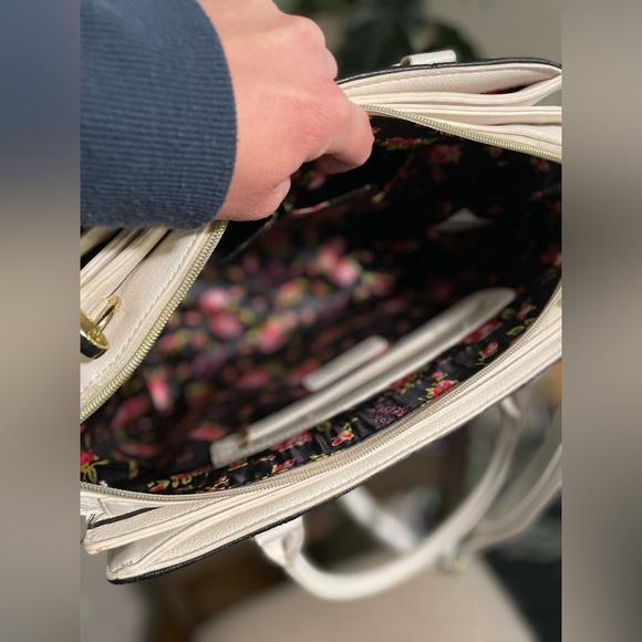 Large Betsey Johnson purse/crossbody - Picture 9 of 9